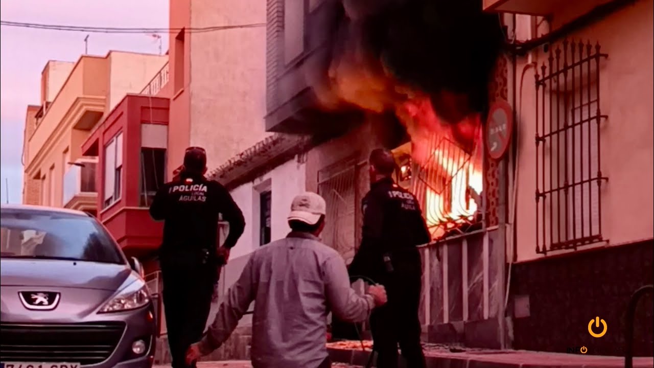 Las llamas devoran una vivienda de la calle Jovellanos de Águilas sin que haya que lamentar víctimas