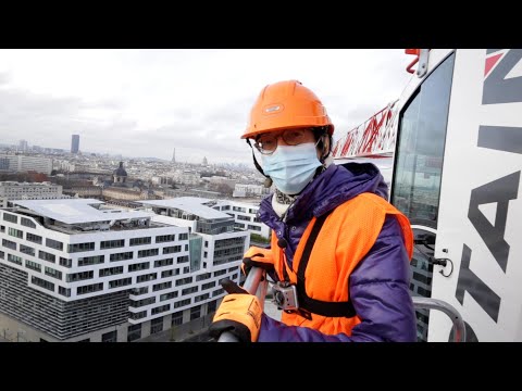 image : Rêves de séniors : Anne sur une grue de chantier