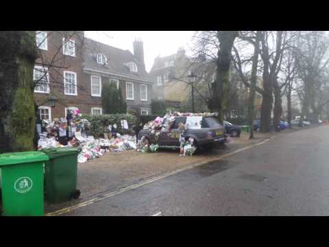 George Michael's home in Highgate tributes 07 01 2017 (2)
