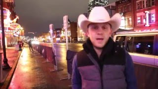 Justin Moore Buys Nashville Bar Drinks