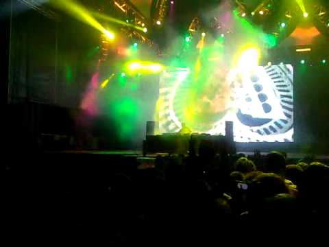 Axwell plays Alesso - Raise Your Head w/ Daft Punk - Technologic (Acapella) @ Sudoeste TMN 2011