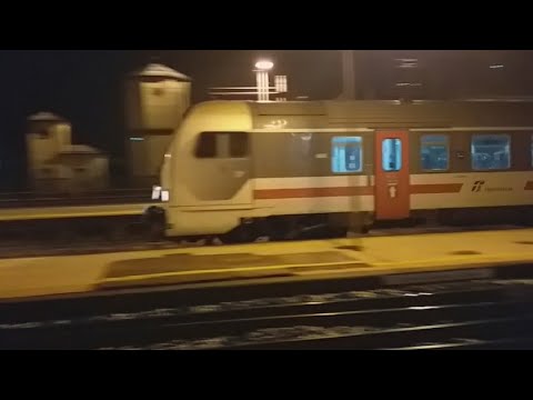 Z1 e401 038,Transito treno Intercity sun in una fredda serata con pioggia e nevischio, Ronco Scrivia