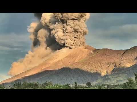 Kanlaon Volcano erupted early morning on April 8, 2025, sending thick ash clouds into the sky. #fyp