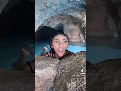 Sisi y Fefi en una cueva de agua