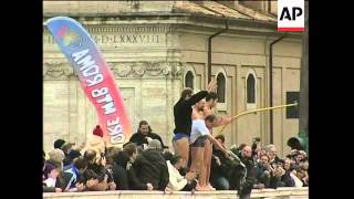 Romans dive into icy River Tiber in New Year tradition