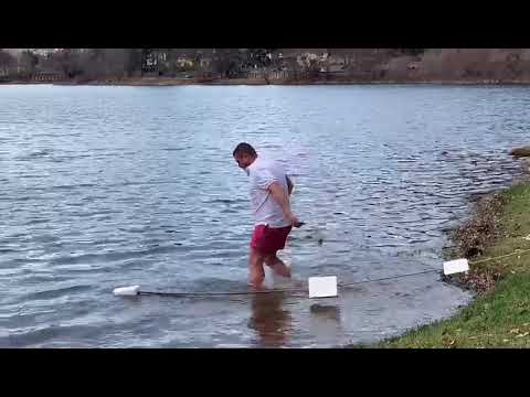 Un tuffo nel lago ghiacciato per il battesimo ortodosso