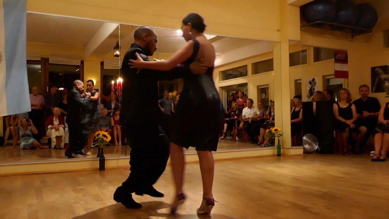 Mario Padilla & Flavia Cristaldo bailan "Buscándote" en EL FAROLITO-Munich