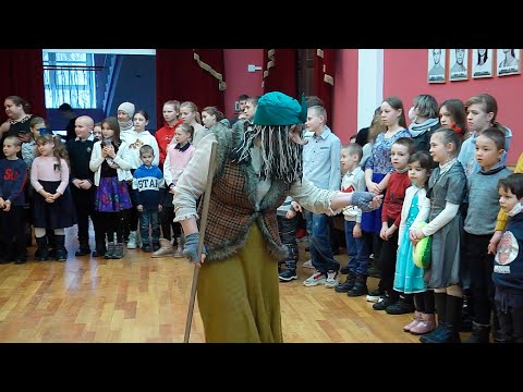 Областная елка Красного Креста собрала 200 детей в Гомельском театре кукол видео