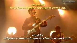 Arctic Monkeys- Leave before the lights come on (inglés y español)