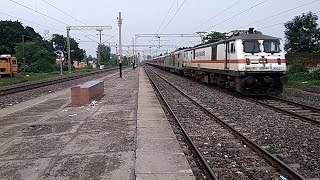 preview picture of video '# Offlink With Poorva express thrasing Bihta and overtaking Upper India express At MPS'