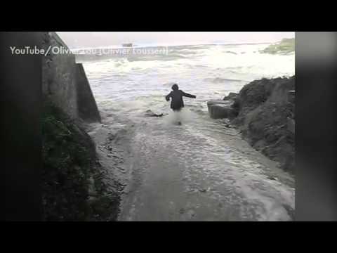 Terrifying wave sweeps people away