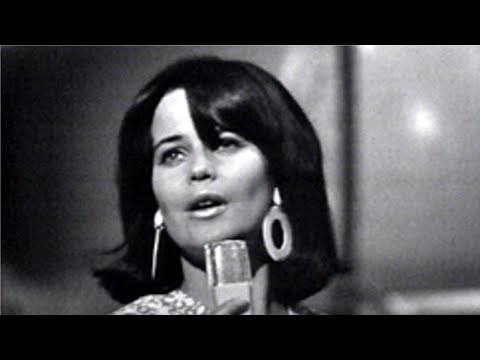 Carola Standertskjöld - Rakastan Saavuthan (voc)