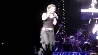 Kelly Clarkson - Yeah (live in VA Beach)