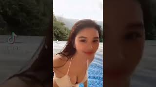 目のやり場に困る　謎の水着美女