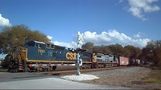 preview picture of video 'CSX Mixed Long Freight Train Through Railroad Crossing'