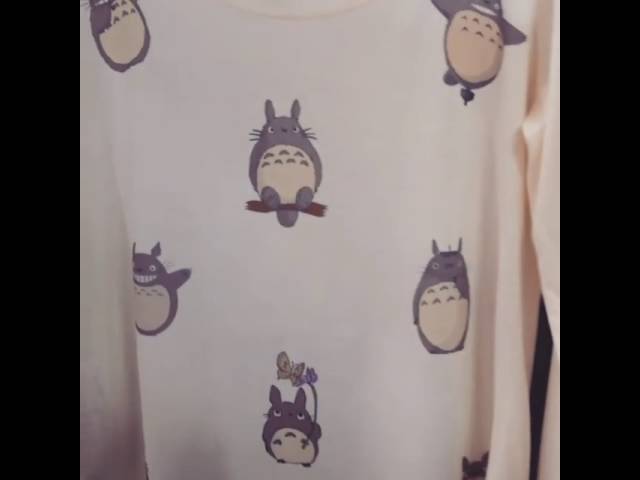Vídeo relacionado con ADAM+WILLIS+DESIGNS Studio Ghibli Sports - Camiseta para Hombre, diseño de Totoro Elements Blanco Blanco L
