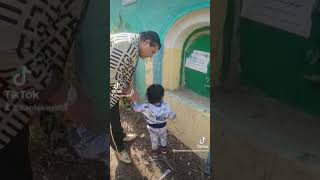 ابن شعبان عبد الرحيم يصطحب ابنه الي المقابر لزياره والده شعبان عبد الرحيم