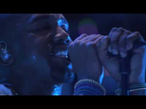 Kanye West - Flashing Lights (Live from Coachella 2011)