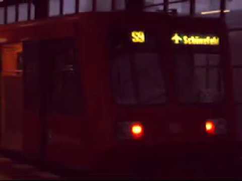 S Bahn Berlin BR 485 in Anthrazit rot /Traditionslack im Jahr 2008 Einfahrt in Jannowitzbrücke