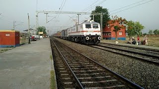 preview picture of video '12394 Sampoorna Kranti Express (New Delhi-Rajendranagar terminal)'