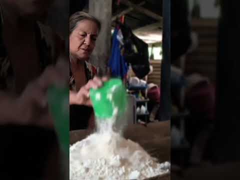 Eva Ramírez, elabora pan artesanal en Jucuarán, Usulután #elsalvador #mujeres #emprendedores