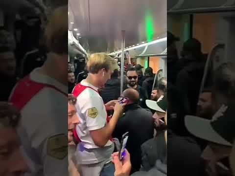Amsterdam'da Metroda Beşiktaşlı Taraftarların İçinde Bir Ajax Taraftarı ... 😂