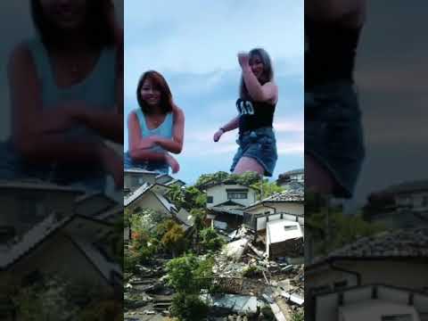 巨人が攻めてきて 住宅地倒壊❗️