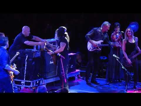 Christmas Pudding 2017 Alice Cooper and Slash I'm Eighteen