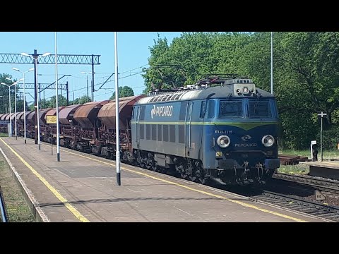 Pociąg towarowy z ET22-1215 przejeżdża przez Szczecin Dąbie