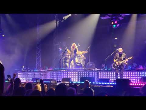 Kabát - Moderní děvče (Bratislava 18.10.2022)