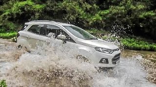 preview picture of video 'Ford Ecosport Splashing Through Water'