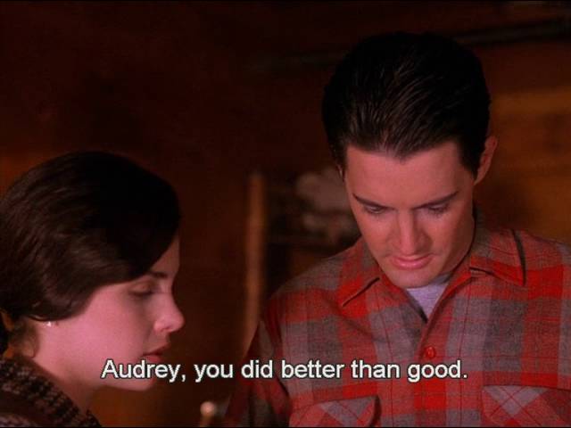 Vídeo relacionado con Twin Peaks Audrey Simple Red Outline Side Profile Camiseta