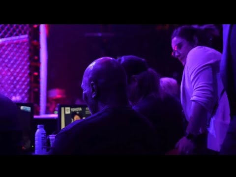 MIKE TYSON AT ADESANYA VS PEREIRA UFC FIGHT 👀