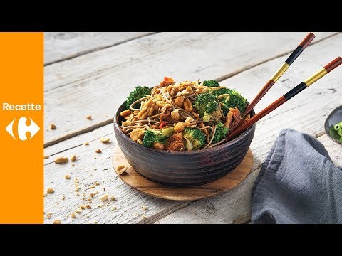 Nouilles soba avec haché de poulet, cacahuètes, brocolis et sauce soja-piment