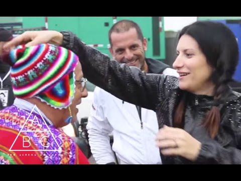 LAURA PAUSINI ES SORPRENDIDA POR SU PAPÁ EN LA FERIA DEL HOGAR
