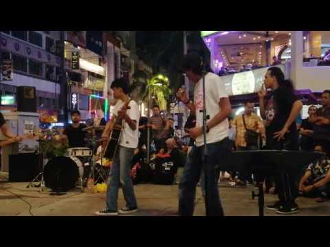 Adik Arish gitarist muda bersama ayahnya. Patut la berbakat adik ni.