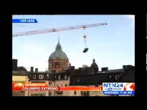 Alemanes se divierten en grúas de construcción que convierten en columpios