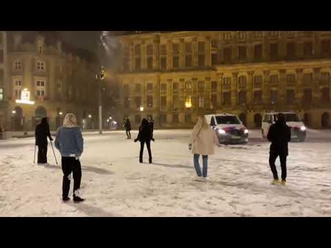 👮🏻‍♂️☃️ Amsterdam cops play snowballs with city dwellers carefree.  World News / #police
