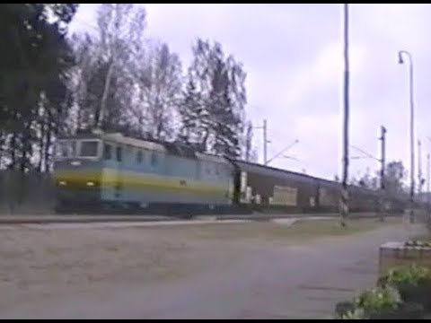 Provoz vlaků na trati č.220 v Roudné jedno nedělní dopoledne na jaře 1998