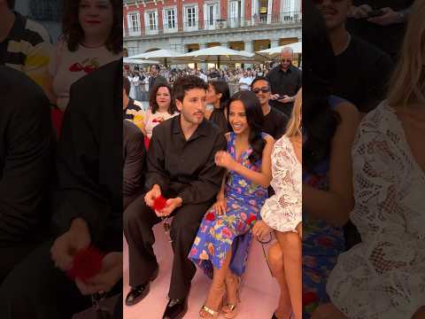 Sebastián Yatra y Becky en el desfile de Carolina Herrera en España