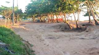 preview picture of video 'REVISTA JACARAÍPE: Risco de atolamento na areia próximo ao Rei do Kibe 31/01/2014'
