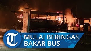 Massa Mulai Beringas Bakar Satu Unit Bus di Senayan