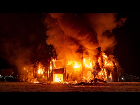 Grote brand verwoest meubelzaak in Wesepe