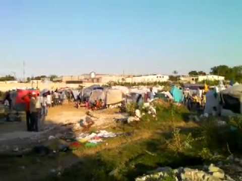 Tusinder af haitianere sover i hjemmebyggede telte. 18.01.10