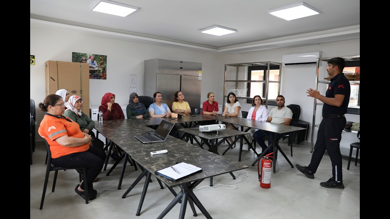 HAMZABEYLİ EVİMİZ ATÖLYE’DEN YARARLANAN KADINLARA MERSİN İTFAİYESİ’NDEN ‘YANGIN GÜVENLİĞİ’ EĞİTİMİ