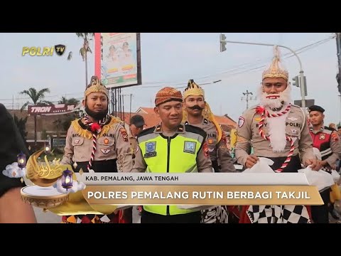 POLRES PEMALANG BERKOSTUM WAYANG ORANG BERBAGI TAKJIL