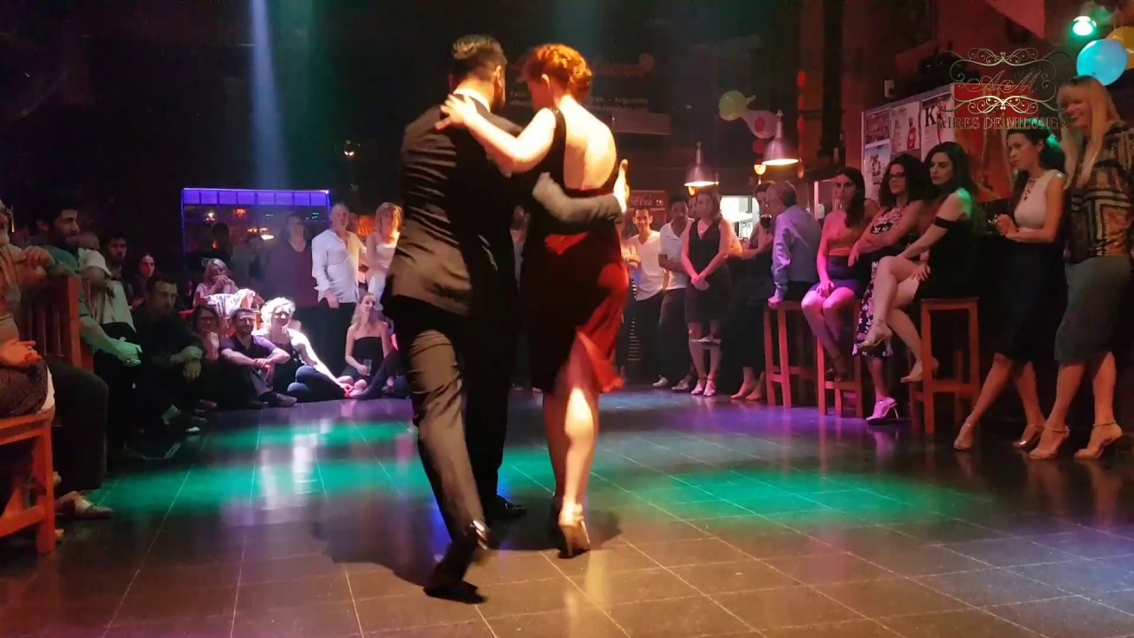 Sebastián Jiménez y Joana Gomez, tango show en A La Parrilla milonga, Buenos Aires