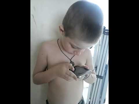 MININO.  JOGUANDO. SEM. ROUPA.   SÓ.  DE. CUECA