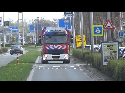 [Tegen het verkeer] Brandweer Leeuwarden met spoed naar een melding in Leeuwarden!