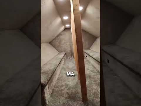 Hanno trovato una stanza segreta nella soffitta della nuova casa!